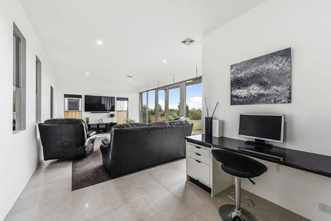 KENNEDY EXECUTIVE TOWNHOUSE - Tourism Gold Coast 16