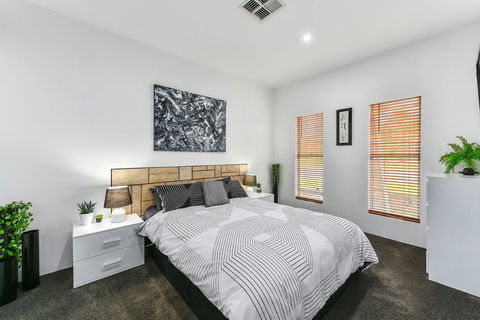KENNEDY EXECUTIVE TOWNHOUSE - Tourism Gold Coast 4
