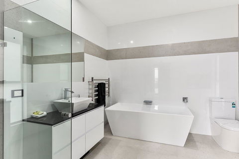 KENNEDY EXECUTIVE TOWNHOUSE - Tourism Gold Coast 1