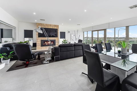 KENNEDY EXECUTIVE TOWNHOUSE - Tourism Gold Coast 19