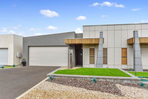 KENNEDY EXECUTIVE TOWNHOUSE - Tourism Gold Coast 9