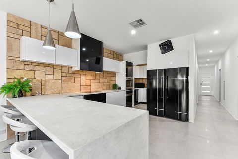 KENNEDY EXECUTIVE TOWNHOUSE - Tourism Gold Coast 12