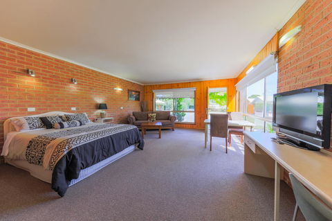 Country Roads Motor Inn Naracoorte - Tourism Gold Coast 3