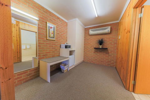 Country Roads Motor Inn Naracoorte - Tourism Gold Coast 5