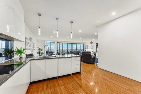 BENGALEE EXECUTIVE TOWNHOUSE- MODERN & STYLISH - Tourism Gold Coast 7