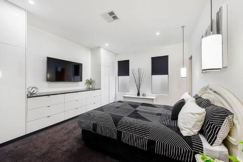 BENGALEE EXECUTIVE TOWNHOUSE- MODERN & STYLISH - Tourism Gold Coast 11