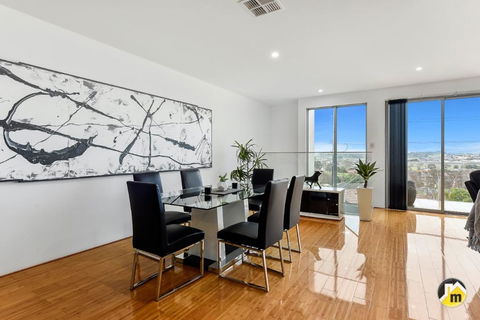 BENGALEE EXECUTIVE TOWNHOUSE- MODERN & STYLISH - Tourism Gold Coast 13