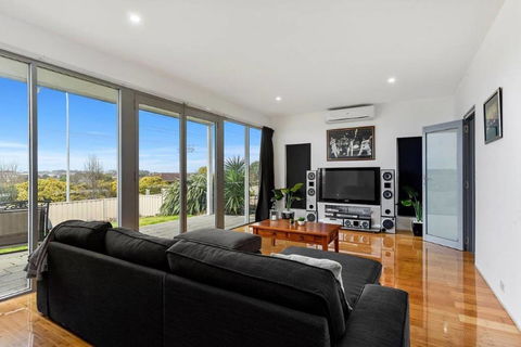 BENGALEE EXECUTIVE TOWNHOUSE- MODERN & STYLISH - Tourism Gold Coast 6