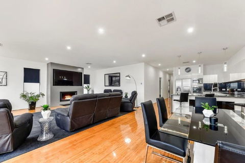 BENGALEE EXECUTIVE TOWNHOUSE- MODERN & STYLISH - Tourism Gold Coast 3
