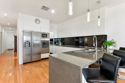 BENGALEE EXECUTIVE TOWNHOUSE- MODERN & STYLISH - Tourism Gold Coast 4