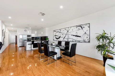 BENGALEE EXECUTIVE TOWNHOUSE- MODERN & STYLISH - Tourism Gold Coast 12
