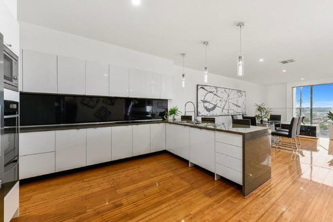 BENGALEE EXECUTIVE TOWNHOUSE- MODERN & STYLISH - Tourism Gold Coast 10