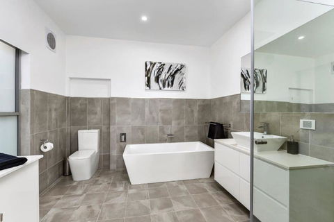 BENGALEE EXECUTIVE TOWNHOUSE- MODERN & STYLISH - Tourism Gold Coast 8