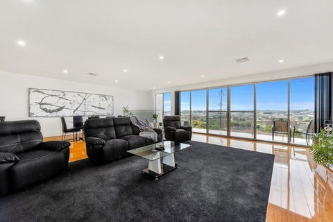 BENGALEE EXECUTIVE TOWNHOUSE- MODERN & STYLISH - Tourism Gold Coast 0