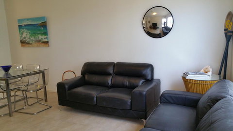 Acaill Accommodation Esplanade Living Self Check-In Self Check-Out - Tourism Gold Coast 3