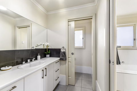 City Fringe Apartment B, Mount Gambier - Tourism Gold Coast 3