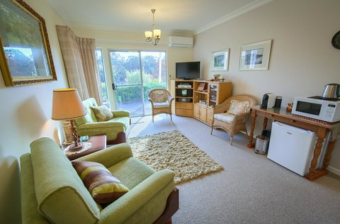 Glenelg On King Bed & Breakfast - Tourism Gold Coast 2