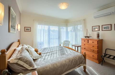Glenelg On King Bed & Breakfast - Tourism Gold Coast 1
