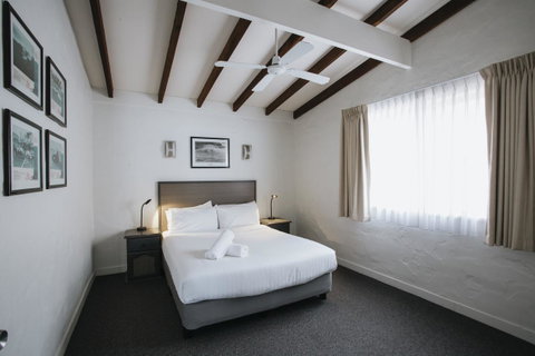 Canal Rocks Beachfront Apartments - Tourism Gold Coast 3