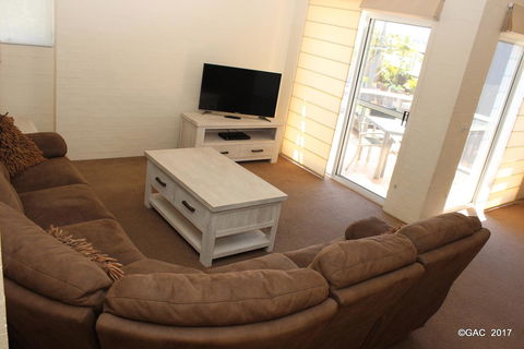 Mollymook Cove Apartments - Tourism Gold Coast 14