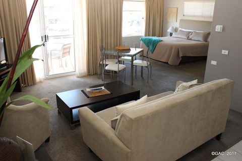Mollymook Cove Apartments - Tourism Gold Coast 19