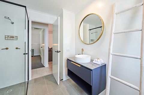 The Lord Byron - Tourism Gold Coast 17