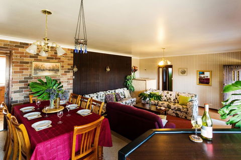 Coal D\' Vine VIEW - Cessnock NSW - Gold Coast 0
