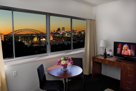 Macleay Hotel - Tourism Gold Coast 0