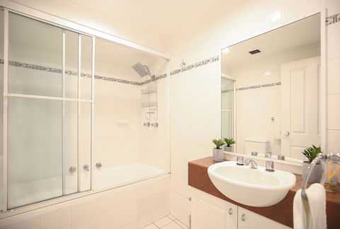 Vibrant Inner-city Living - Darling Harbour Fringe - Tourism Gold Coast 6