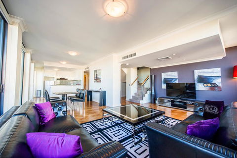 Seasons Harbour Plaza - Tourism Gold Coast 28