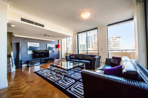 Seasons Harbour Plaza - Tourism Gold Coast 30