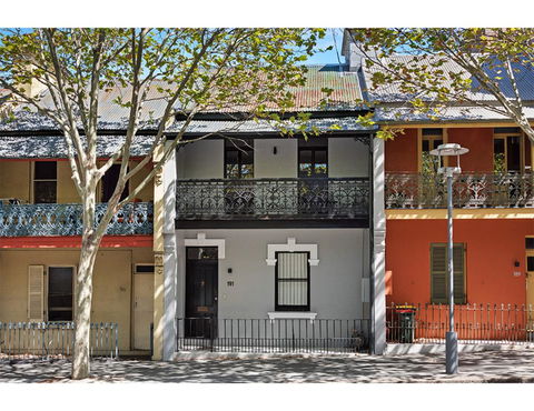 Walk To The City From This Renovated Heritage Gem - Tourism Gold Coast 4