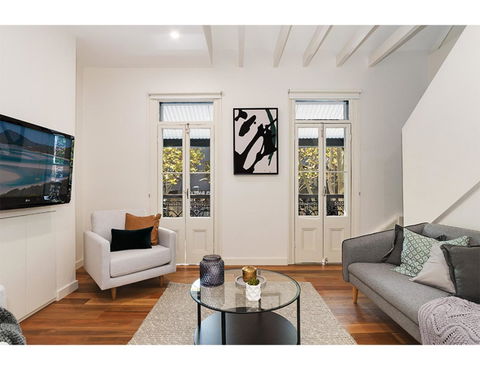 Walk To The City From This Renovated Heritage Gem - Tourism Gold Coast 0