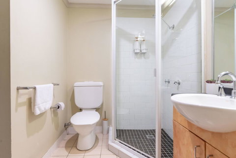 Classic 2 BR Apt In Pyrmont - Tourism Gold Coast 8