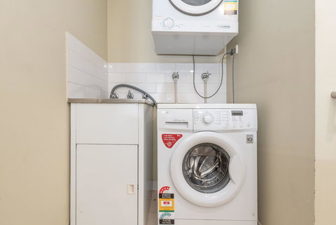 Classic 2 BR Apt In Pyrmont - Tourism Gold Coast 21