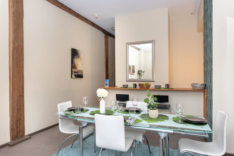 Classic 2 BR Apt In Pyrmont - Tourism Gold Coast 4