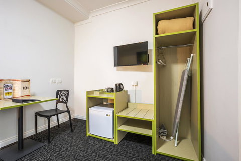 Boomerang Hotel - Tourism Gold Coast 12