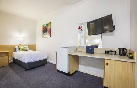 Boomerang Hotel - Tourism Gold Coast 1
