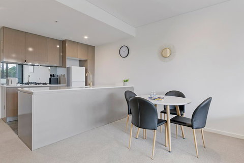 Stylish And Neat Two Bed Apartment In Wentworth Point - Gold Coast 3