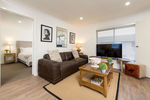 Sleeping In Style - Central & Sophisticated - Tourism Gold Coast 0