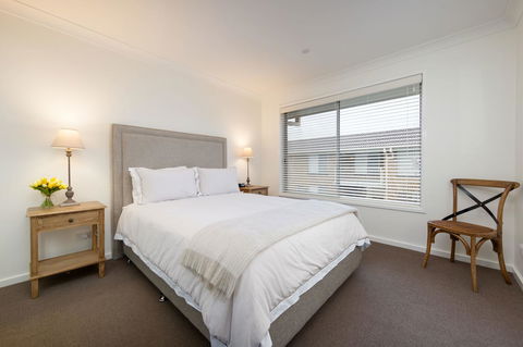 Sleeping In Style - Central & Sophisticated - Tourism Gold Coast 3