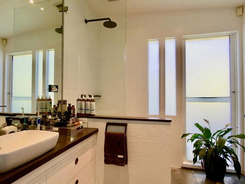 3 Storey Home Close Walk To Fox Studios SCG & City - Tourism Gold Coast 11