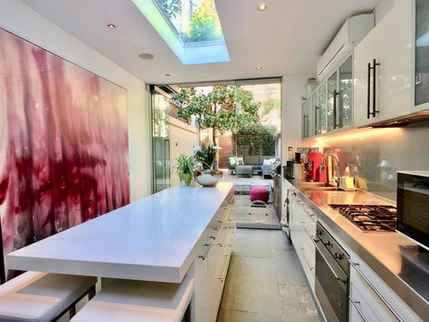 3 Storey Home Close Walk To Fox Studios SCG & City - Tourism Gold Coast 14