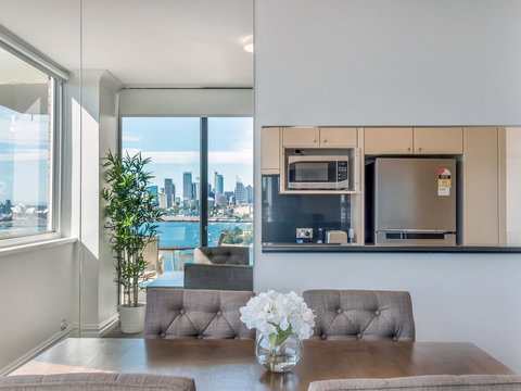 Panoramic Harbour Views And Unbeatable Comfort - Gold Coast 8