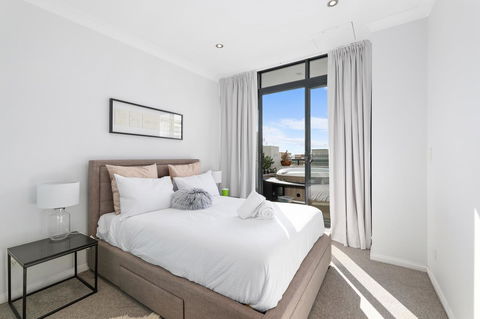 Darling Harbour Penthouse Views+Jacuzzi - Tourism Gold Coast 6
