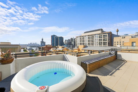 Darling Harbour Penthouse Views+Jacuzzi - Tourism Gold Coast 1