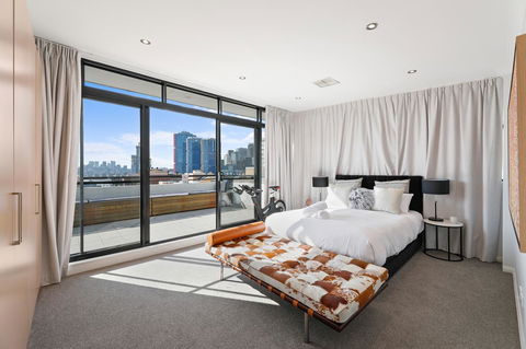 Darling Harbour Penthouse Views+Jacuzzi - Tourism Gold Coast 0