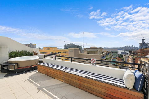 Darling Harbour Penthouse Views+Jacuzzi - Tourism Gold Coast 9