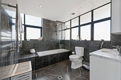 Darling Harbour Penthouse Views+Jacuzzi - Tourism Gold Coast 3