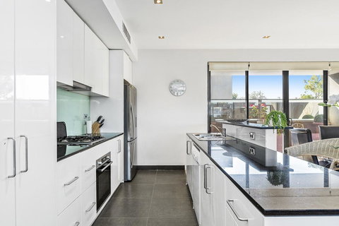 BOUTIQUE STAYS - Catani Gardens - Gold Coast 3